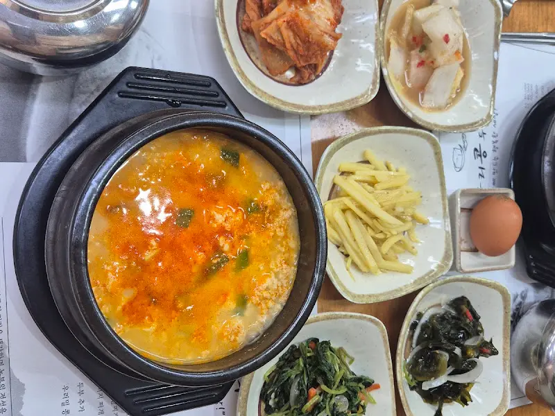 정갈하게 차려진 밑반찬과 두부전골