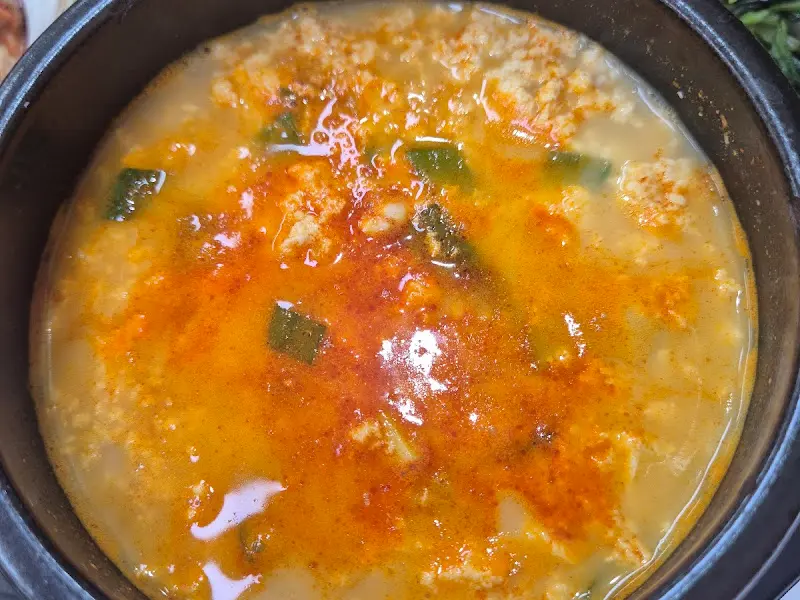 매콤한 향이 식욕을 자극하는 두부전골