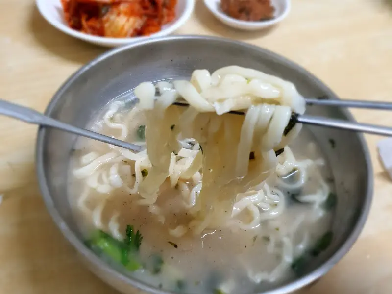 호박식당 칼국수와 김치