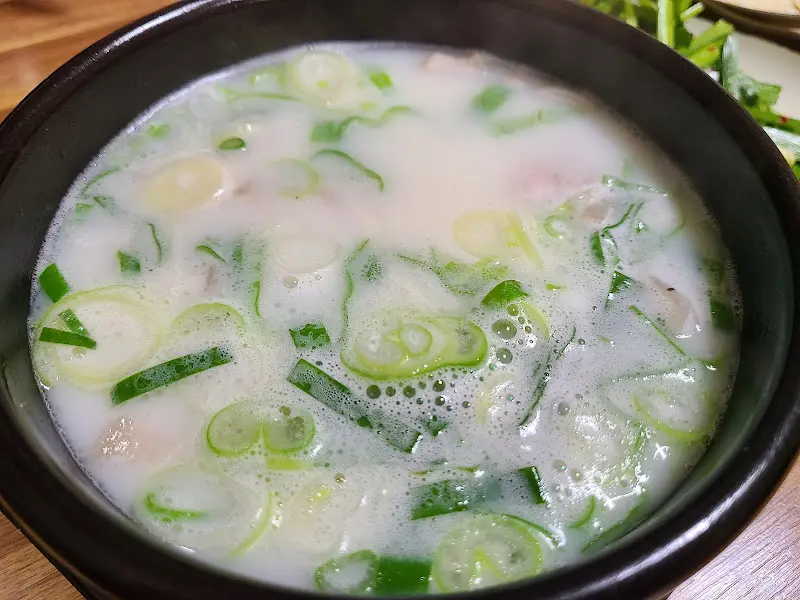 뽀얀 돼지국밥 국물