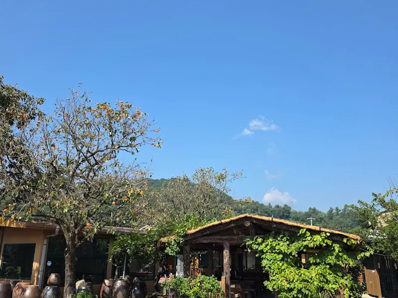 맑은 하늘 아래 고즈넉한 식당 풍경