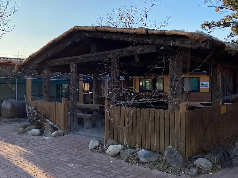 정겨운 분위기의 야외 정자