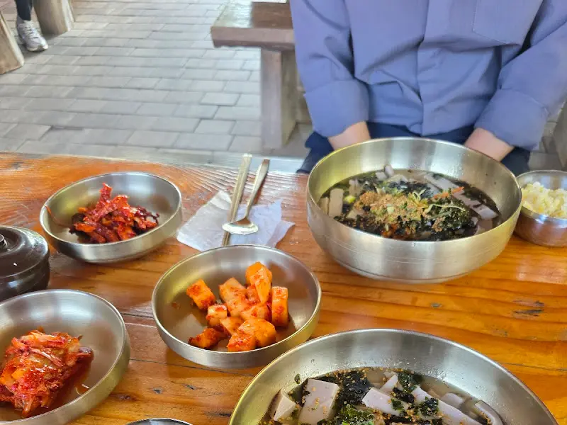 묵밥과 반찬 한 상 차림