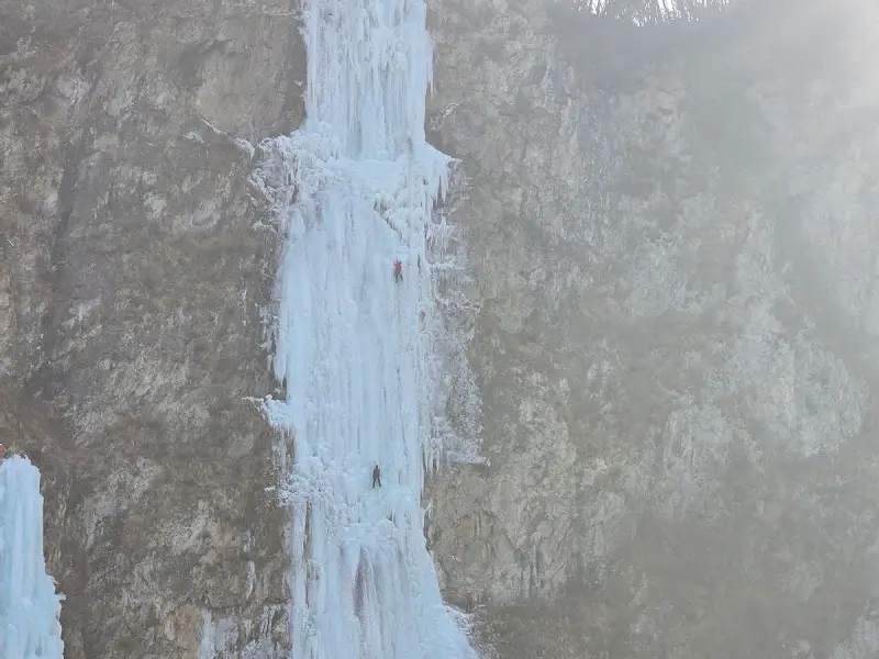 빙벽을 오르는 클라이머의 모습