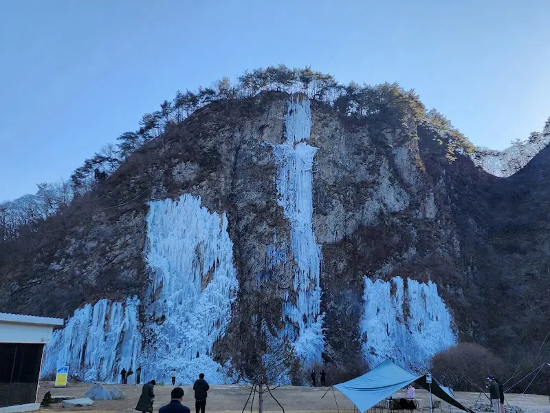 스톤크릭 외부 전경, 웅장한 빙벽이 눈길을 사로잡는다.