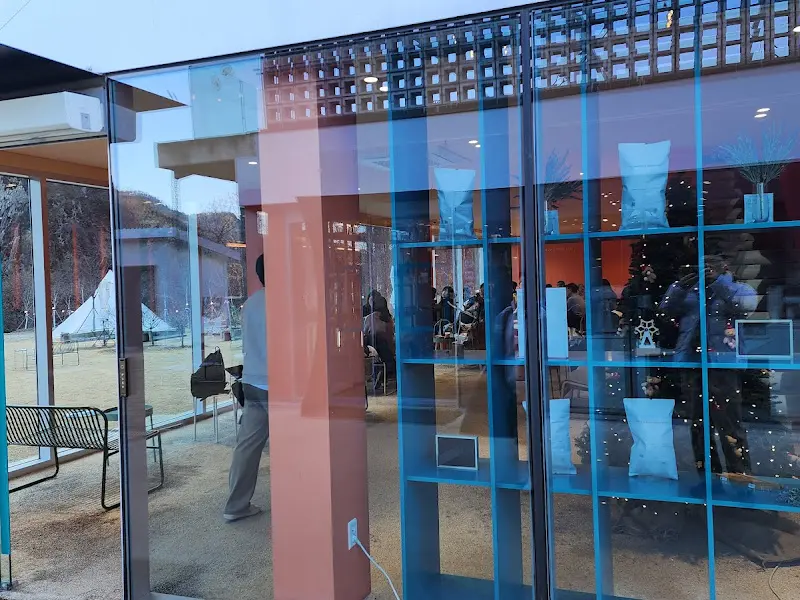 카페 내부에서 바라본 빙벽 뷰