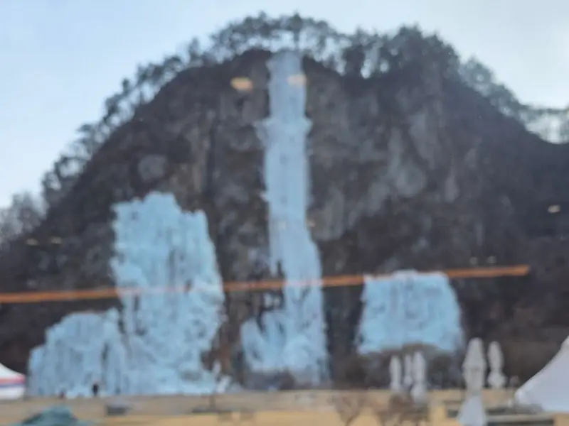 카페 내부에서 바라본 빙벽의 모습