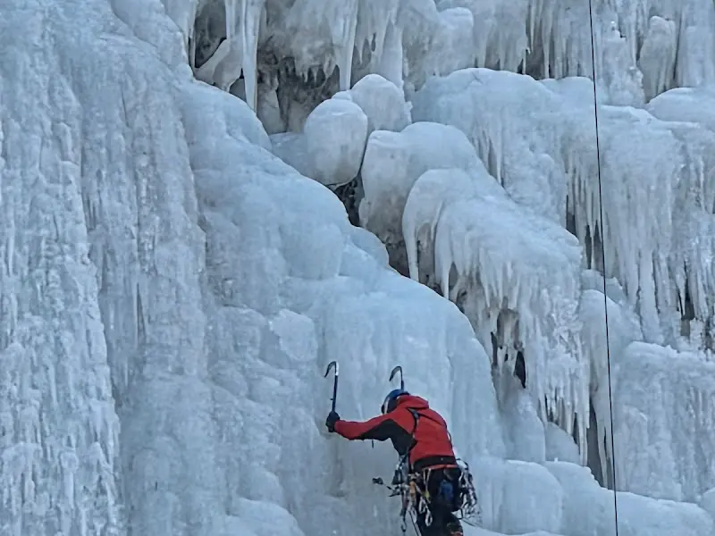 빙벽을 오르는 사람들의 모습