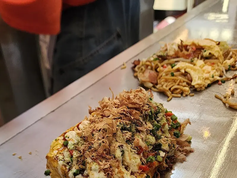 철판 위에 올려진 오코노미야키