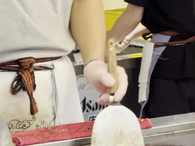 오코노미야키를 만드는 모습