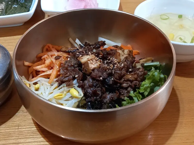 놋그릇에 담긴 아름다운 비빔밥의 자태