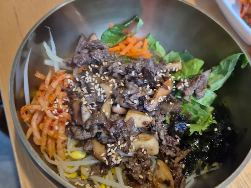 비빔밥에 떡갈비를 올려 함께 먹으니 꿀맛