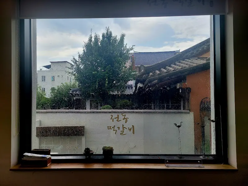 창밖으로 보이는 한옥 풍경