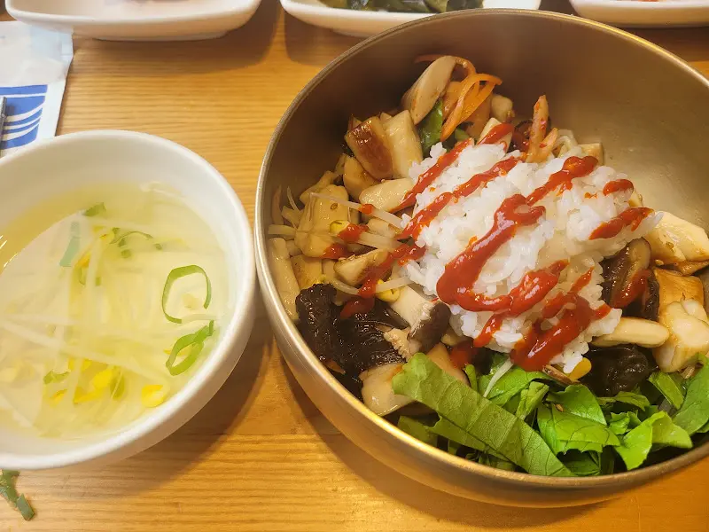 고추장을 넣어 비빈 비빔밥