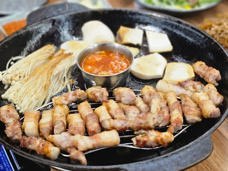 불판 위의 삼겹살과 버섯