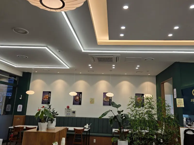 화원돌판짜장 천장 조명