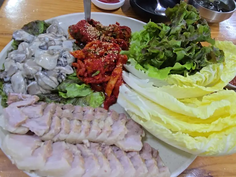 다양한 쌈 채소와 굴보쌈