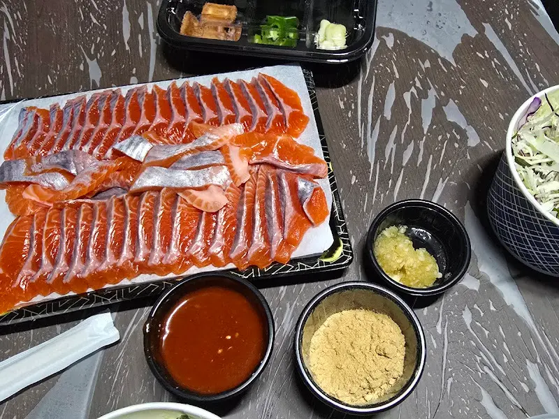 다채로운 곁들임과 함께 즐기는 송어회