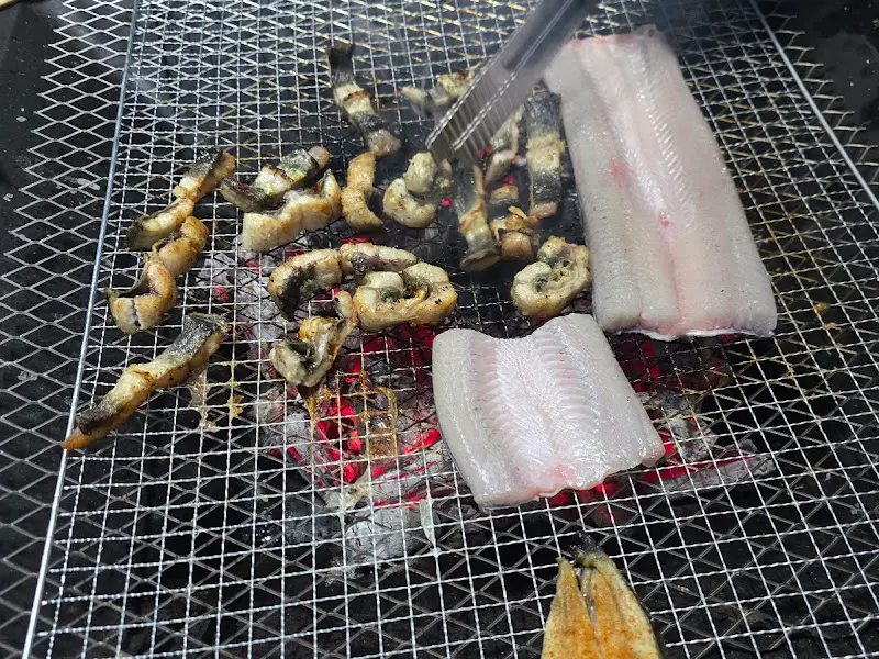 숯불 위에서 노릇하게 익어가는 장어