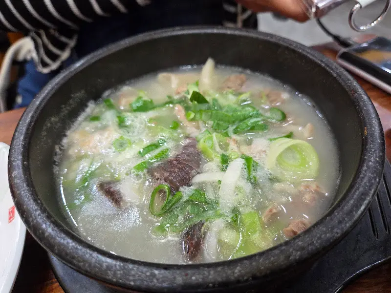 뚝배기 가득 담긴 순대국