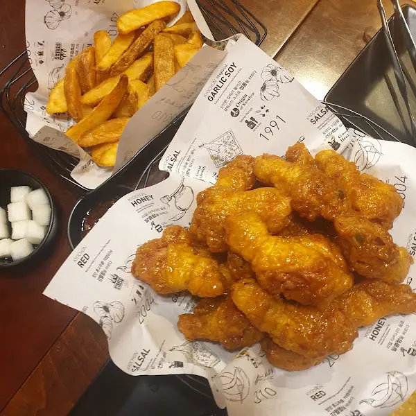 푸짐하게 담긴 신화통닭과 웨지 감자