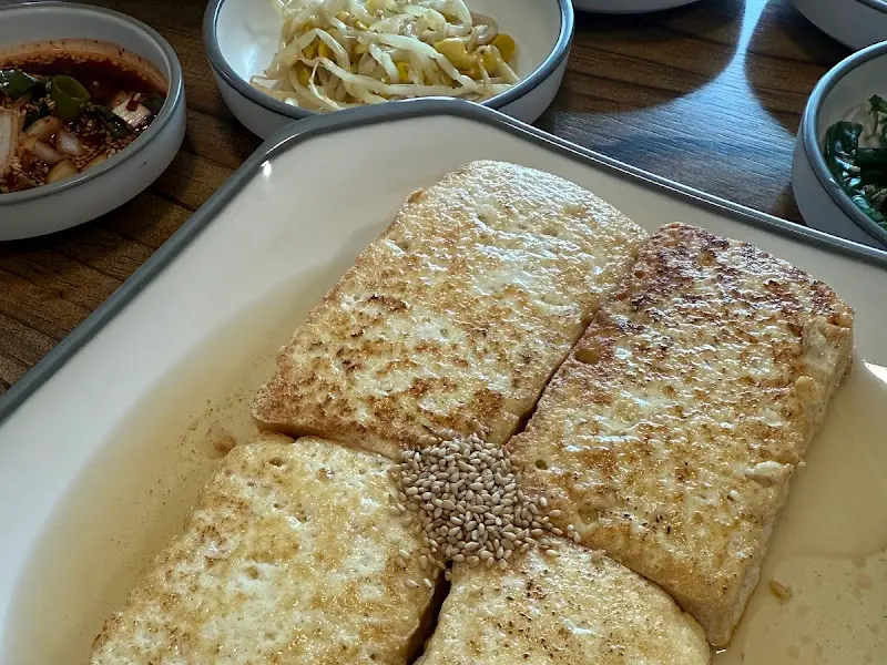 노릇노릇하게 구워진 들기름 두부부침
