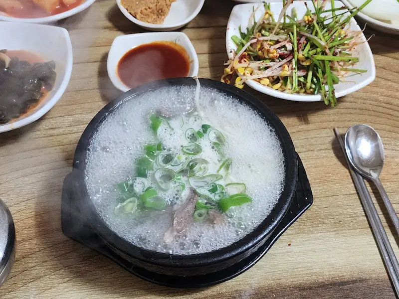 김이 모락모락 나는 국밥