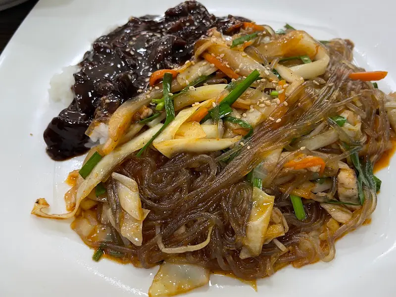 윤기가 흐르는 잡채밥