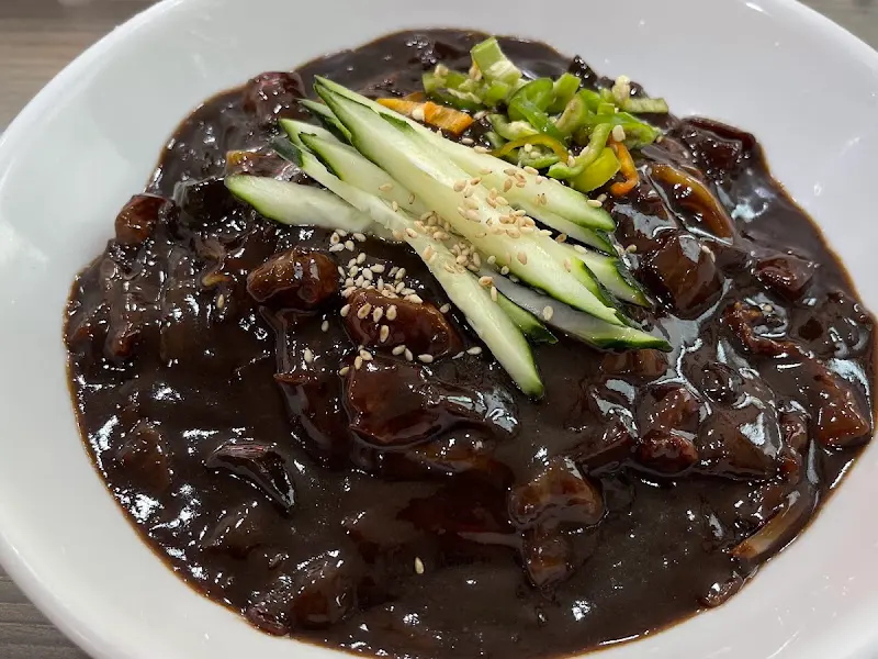 짜장 소스가 듬뿍 올려진 짜장면