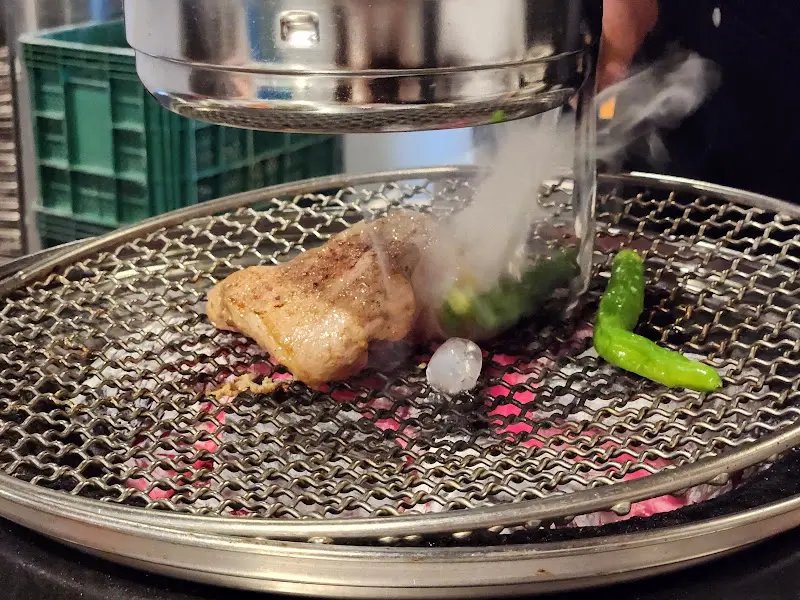 숯불 위에서 구워지는 곱창