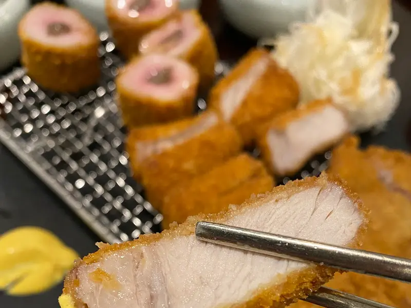 젓가락으로 집은 돈카츠