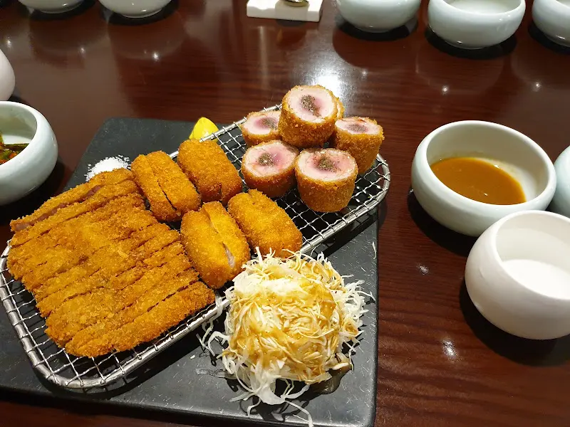 반찬과 함께 돈카츠