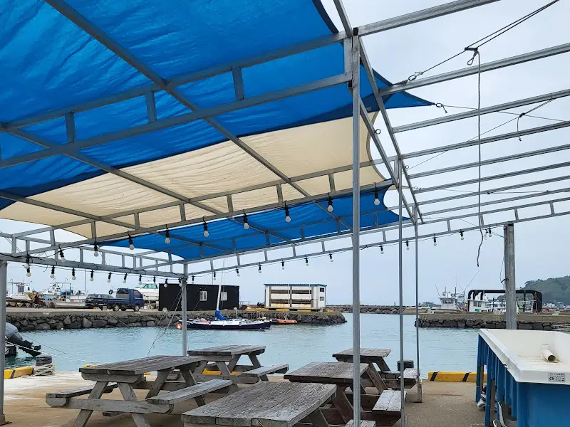 바다를 바라보며 식사할 수 있는 야외 테이블