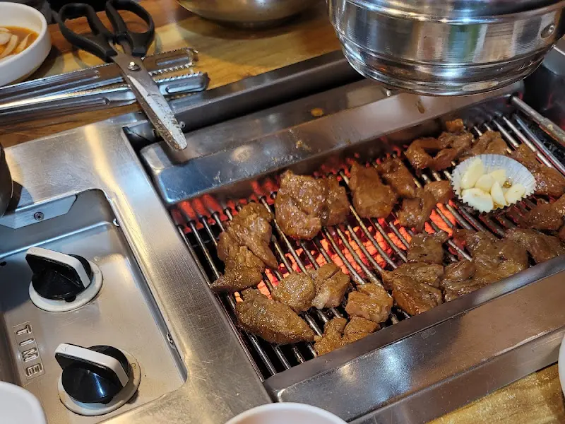 불판 위에서 구워지는 돼지갈비와 마늘