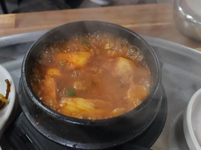뚝배기에 담긴 김치찌개의 모습