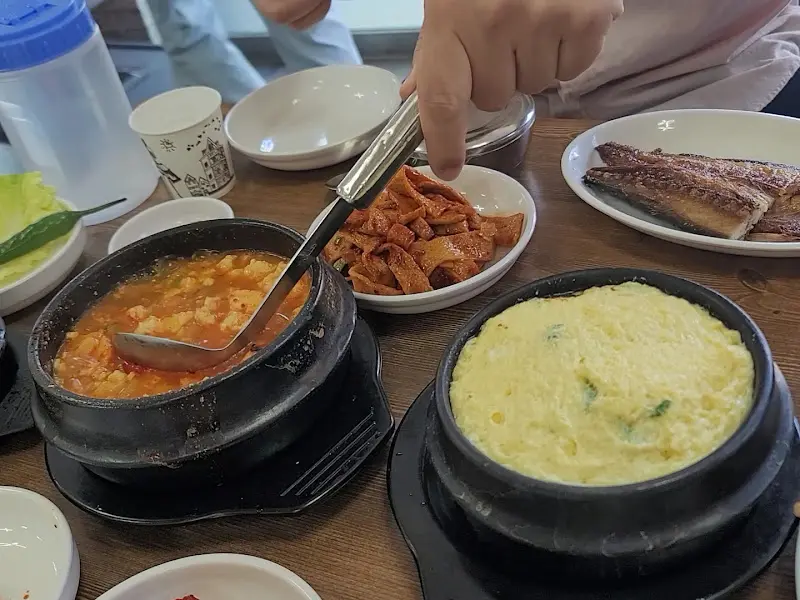 테이블 위에 놓인 순두부찌개와 계란찜