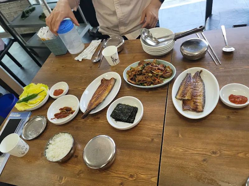 푸짐하게 차려진 한 상