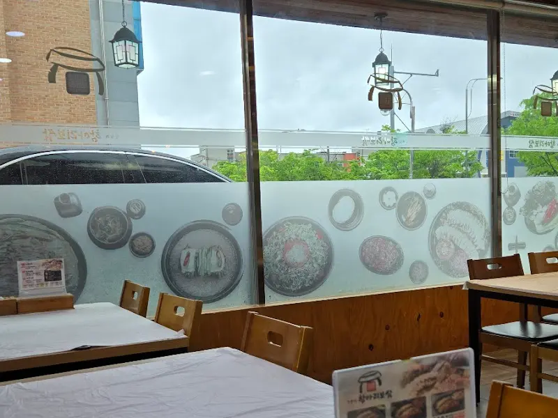 넓은 창밖으로 보이는 풍경이 인상적인 식당 내부