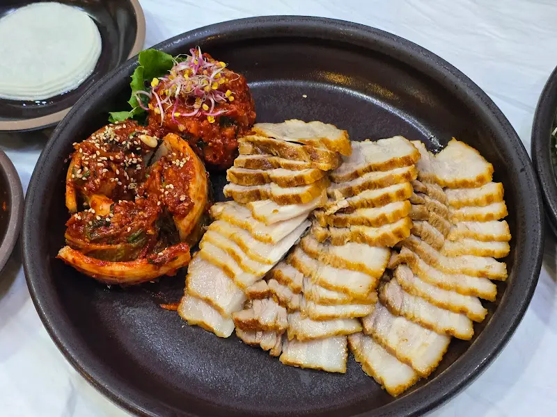 윤기가 좌르르 흐르는 보쌈과 먹음직스러운 김치