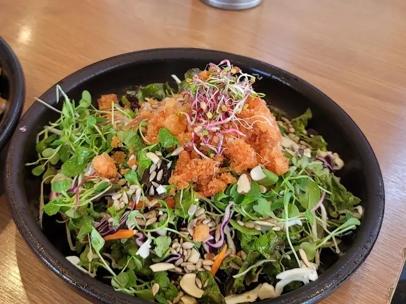 신선한 채소와 바삭한 튀김이 어우러진 샐러드