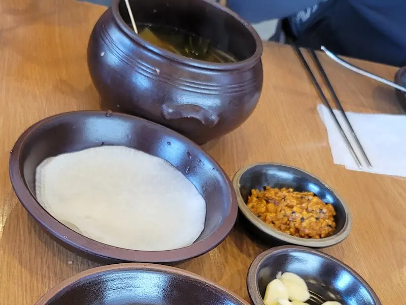 다양한 곁들임 재료들이 담겨 나온 모습