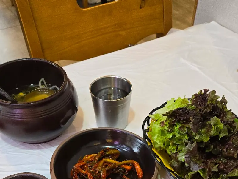 정갈하게 담겨 나온 밑반찬들