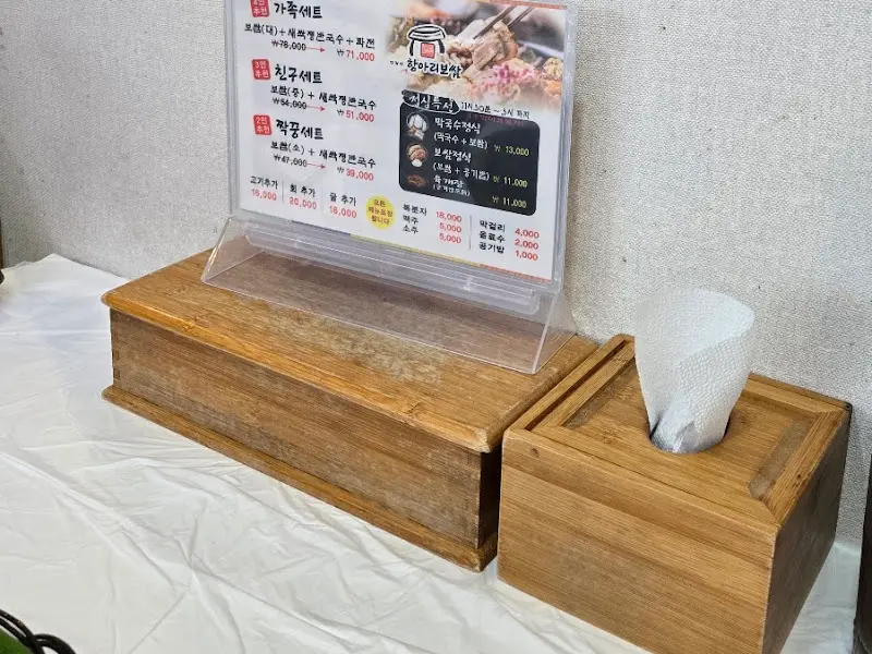 테이블 위에 놓인 메뉴판