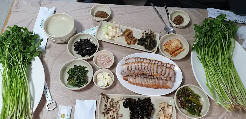 미나리 삼겹수육 한상차림