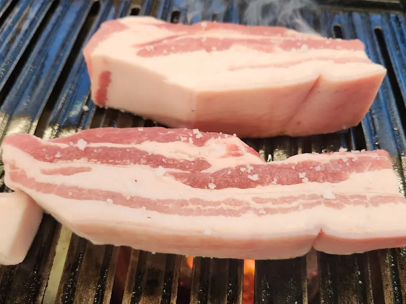 숯불 위에서 맛있게 익어가는 흑돼지 오겹살