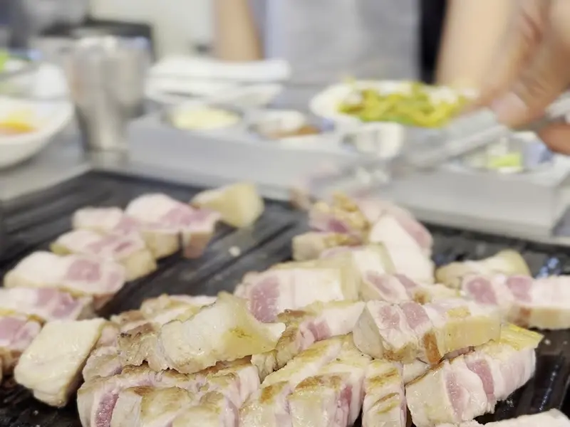 먹기 좋게 잘린 흑돼지 오겹살