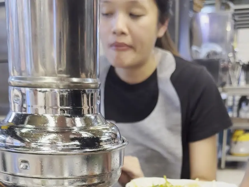 고기를 구워주는 직원