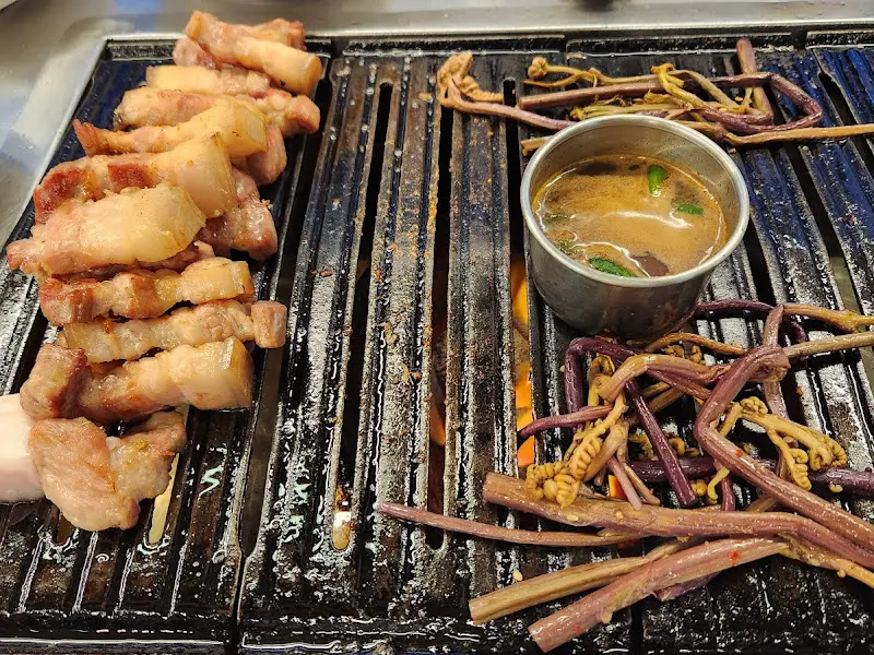 불판 위에 구워진 흑돼지