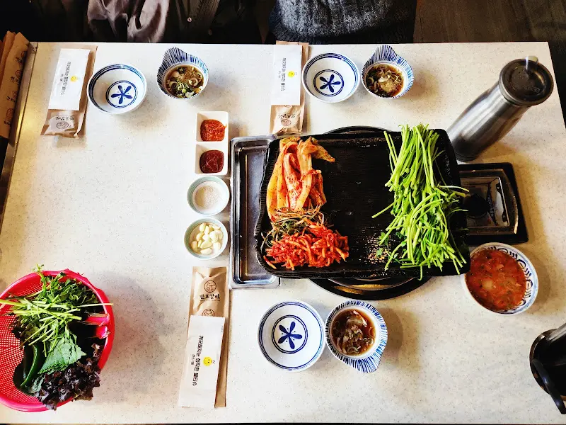 천포회관 테이블 전체 모습