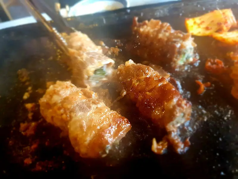 삼겹살과 김치를 함께 굽는 모습